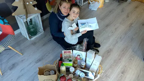 S&iacute;lvia Herce Bonet recull la panera de Nadal a la seu de viurealspirineus.cat.