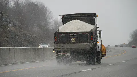Por-qué-cuando-nieva-se-echa-sal-en-las-aceras-y-carreteras