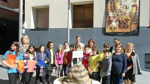 Defecaci&oacute; gegant de gos elaborada durant la celebraci&oacute; del Parc de Nadal pels nens i nenes