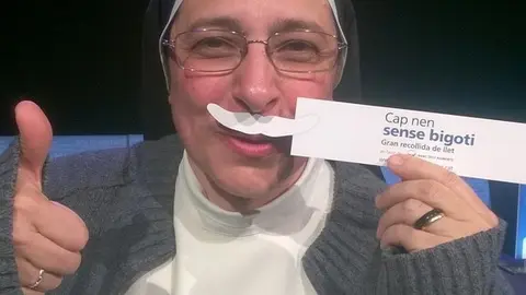 Sor_Luc&iacute;a_es_posa_el_bigoti_per_la_campanya_de_recollida _de_llet._OS_la_Caixa