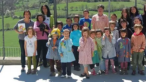 Imatge de la presentaci&oacute; del conte "La Cl&agrave;udia i el seu casc de bombera" a l'escola Ridolaina.