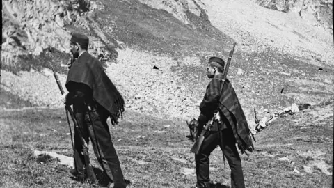 1024px-Carabiniers_au_port_de_Vénasque,_Luchon,_12_août_1892