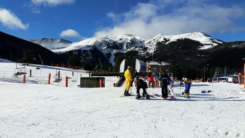 Esquiadors que aquest diumenge 29 de novembre del 2015 gaudeixen de la neu a l'estaci&oacute; d'esqu&iacute; de la Molina. (Horitzontal)