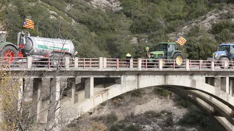 En la imatge un pla general del pont de la C-14 sobre el riu Segre amb els tractors parats. Imatge del 16 de desembre de 2016. (horitzontal)