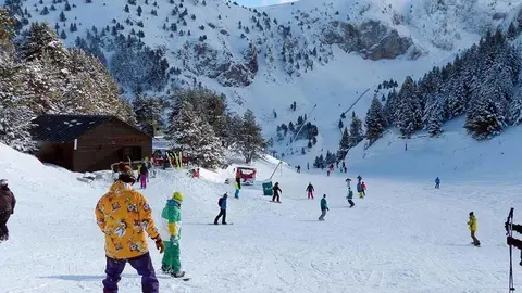 Imatge d'alguns esquiadors en una de les pistes obertes a Masella aquest diumenge 27 de novembre de 2016. Pla Mig. (Horitzontal)