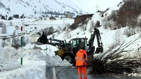 Un operari observa les tasques de retirada de la neu de la carretera que ha arrossegat una allau el 7 de febrer del 2017. (horitzontal)