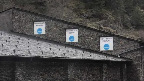 En la imatge l'exterior de la planta embotelladora d'aigua d'Arinsal a Andorra. Imatge del 20 d'abril de 2016. (horitzontal)