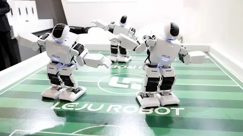 Tres robots AELOS ballen sobre un camp de futbol a l'espai NexTech del MWC 2017, aquest dilluns 27 de febrer (pla detall horitzontal)