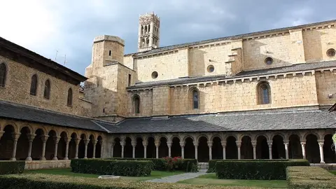 Pla mig del claustre de la Catedral de Santa Maria d'Urgell, restaurat recentment, l'abril de 2017. (Horitzontal)