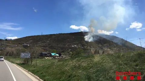 La columna de fum de l'incendi forestal de Cerdanya, entre Alp i Fontanals, el 23 d'abril del 2017 (Horitzontal).