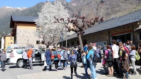 Imatge general de la parada dels taxis d'Espot per pujar a Sant Maurici, al Parc Nacional. Imatge del 14 d'abril del 2017. (horitzontal)