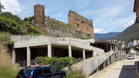 Imatge de l'estructura a mig construir de l'edifici de la futura biblioteca de Sort, sota el castell Comtes de Pallars. Imatge del 16 de maig del 2017. (horitzontal)