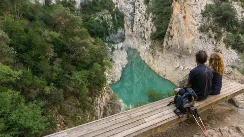 Dos persones contemplant la bellesa del Congost de Mont-rebei. (horitzontal)