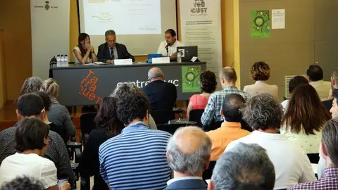 Pla general de la Jornada sobre producte local que s'ha celebrat a Tremp el 26 de maig del 2017 amb una setantena de persones. (horitzontal)