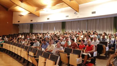 En la imatge un pla general de la sala amb les empreses acreditades a la subhasta. Imatge del 20 de juny de 2017. (horitzontal)