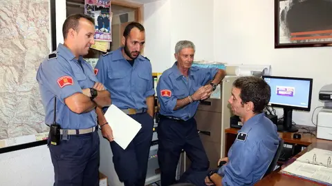 Imatge de quatre bombers voluntaris del Pont de Suert parlant a la sala de control aquest dissabte 1 de juliol del 2017 (horitzontal)