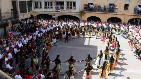 LLiurament diploma acreditatiu Ball Cerd&agrave; patrimoni festiu Cat 116