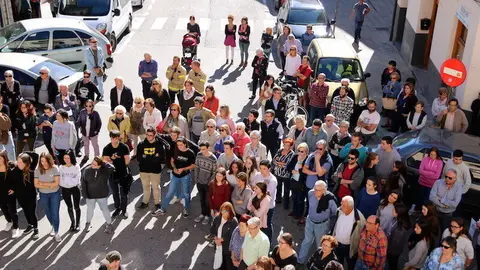 Pla general dels concentrats davant de l'Ajuntament de Sort el dia 17 d'octubre del 2017. (horitzontal)