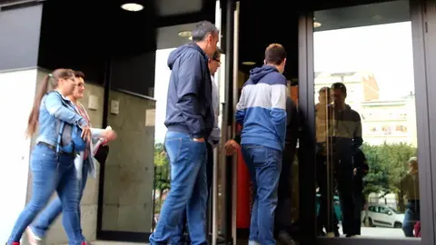 Imatge dels denunciants entrant al Jutjat de la Seu d'Urgell el 18 d'octubre del 2'17. (horitzontal)