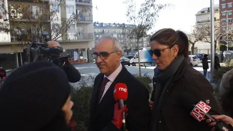 En la imatge la mare de Nadia Nerea, Marga Garau, arribant al jutjat acompanyada del seu advocat. Imatge del 9 de desembre de 2016. (horitzontal)