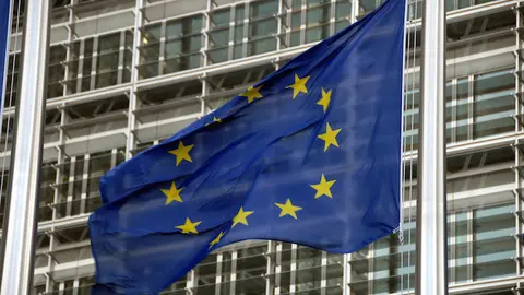 Drapeaux europ&eacute;ens devant le Berlaymont