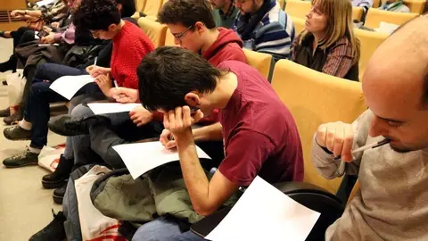 Una fila amb diversos participants de la 21a Dictada Occitana, el 27 de gener del 2018 (Horitzontal).