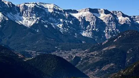 Un camió de Cooperativa Cadí recull la llet a la Cerdanya(1)