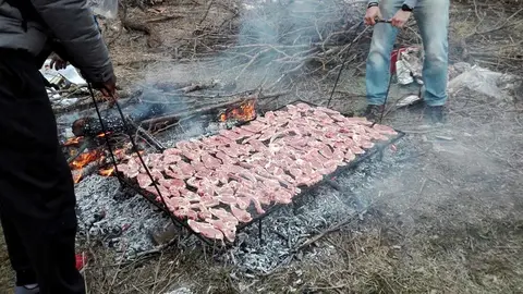 Imatge d'una graellada de carn de corder a la brasa. (horitzontal)