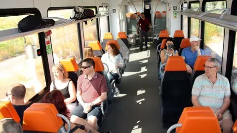 Imatge general d'un dels vagons del nou comboi de la l&radic;&ne;nia Lleida-La Pobla que aquest dissabte s'ha utilitzat per al recorregut tur&radic;&ne;stic del Tren dels Llacs. Imatge del 30 de juliol del 2016 (horitzontal)