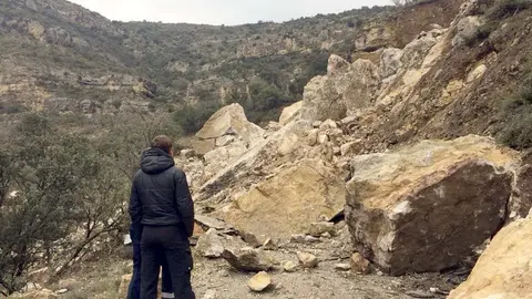 Algunes de les roques que han caigut a causa de l'esllavissada a Castell de Mur. Imatge del 16 d'abril de 2018. (Horitzontal)