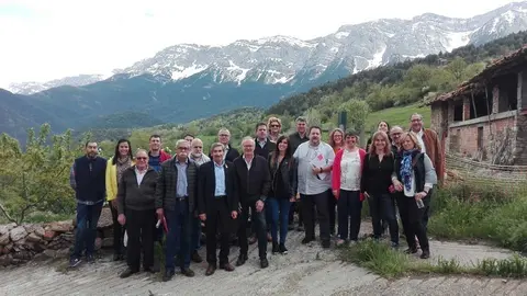 Pla general de tots els participants al consell d'alcaldes de l'Alt Urgell celebrat aquest divendres al nucli d'Ansovell, al municipi de Cava, el 18 de maig de 2018 (Horitzontal).
