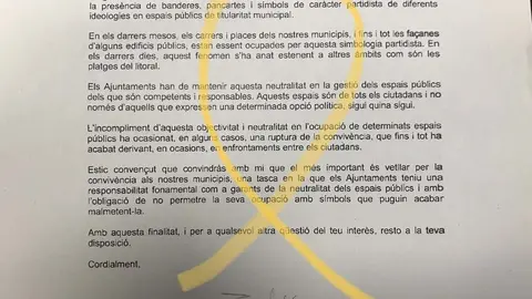 Primer pla de la carta enviada pel delegat del govern espanyol a Catalunya, Enric Millo, a l'alcalde de Sort, Raimon Monterde, amb un lla&radic;&szlig; groc dibuixat per Monterde. Imatge del 23 de maig del 2018. (horitzontal)
