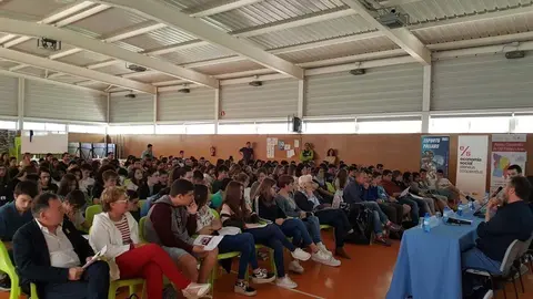 Pla general dels alumnes que han assistit a la jornada Talent emprenedor 2018 a Tremp el 24 de maig del 2018. (horitzontal)