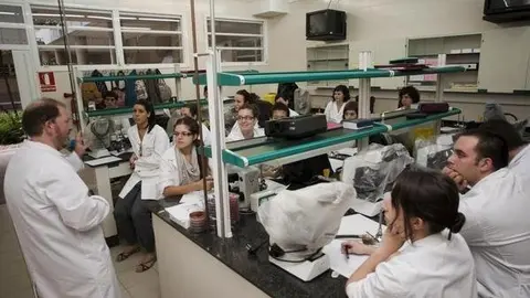 Professor i alumnes en una aula 2