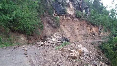 Pla general del punt on s'ha produ&radic;&Oslash;t el despreniment de roques que ha obligat a tallar la carretera d'acc&radic;&copy;s al nucli de Tor&radic;&dagger; de Tost, a Ribera d'Urgellet (Alt Urgell), el 6 de juny de 2018 (Horitzontal).