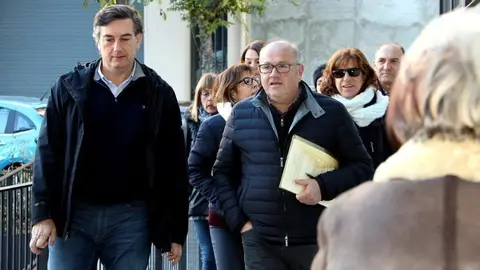 El director del col legi Mossen Albert Vives  amb el delegat en funcions d Ensenyament a Lleida  Miquel Angel Culleres  arribant al jutjat de la Seu d Urgell amb els altre quatre docents del centre  Imatge del 7 de novembre del 2017   Horitzontal  Marta Lluvich ACN