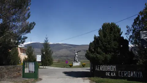 Imatge de l'entrada de l'aer&radic;&le;drom amb un cartell a la dreta on es pot llegir Aer&radic;&le;drom de Cerdanya. Imatge del 7 d'abril de 2016. (horitzontal)