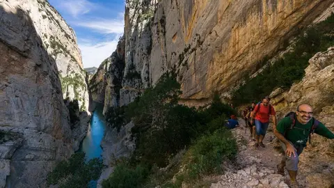Pla general de diversos visitants al Congost de Mont-rebei. (Horitzontal)