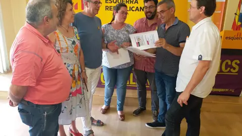 Pla general on es poden veure el portaveu d'ERC a la Diputaci&radic;&ge; de Lleida, acompanyat d'altres membres del partit, a la seu de Lleida, despr&radic;&copy;s de presentar la moci&radic;&ge; que reclama un 'pla de xoc' per les carreteres de muntanya, el 24 de juliol de 2018.