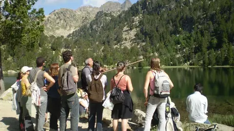 El professor de Geografia de la UdL, Ignasi Aldom&radic;&dagger;, impartint un taller a l'Alt Pirineu com els que es duran a terme en el marc del M&radic;&dagger;ster en gesti&radic;&ge; d'&radic;&dagger;rees de muntanya. (Horitzontal)