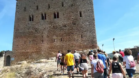 Un grup de gent assistint a la visita teatralitzada al castell de Llord&radic;&dagger;, al Pallars Juss&radic;&dagger;. (horitzontal)