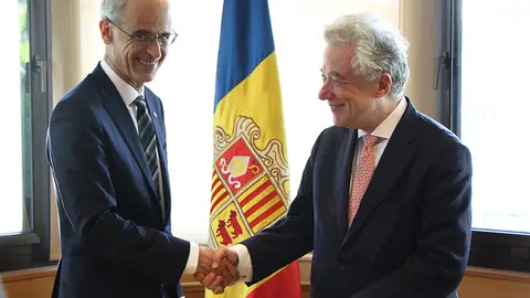 Pla mig del cap de Govern d'Andorra, Toni Mart&radic;&ne;, fent una encaixada de mans al cap negociador de la UE, Thomas Mayr-Harting, a l'edifici administratiu de l'executiu. Imatge de l'Ag&radic;&reg;ncia de Not&radic;&ne;cies Andorrana (ANA) del 29 de juny de 2018 (Horitzontal).