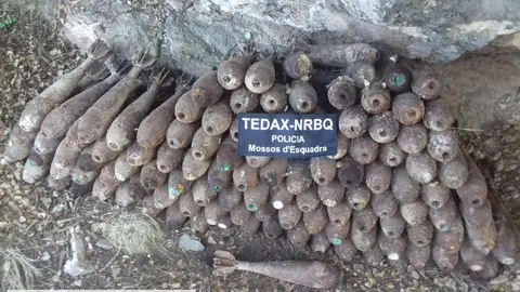 Primer pla de les granades de morter localitzades el 22 d'agost del 2018 prop del nucli de Ba&radic;&copy;n, al Pallars Sobir&radic;&dagger;, perfectament apilades. (horitzontal)