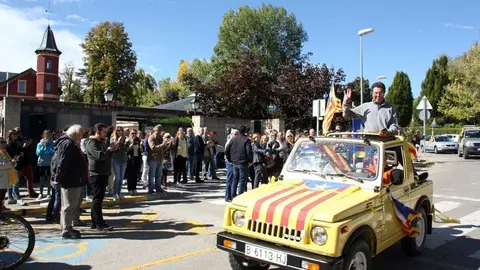 Pla general del moment de l'arribada a l'Escola Alfons I de Puigcerd&radic;&dagger; dels vehicles que han participat en la marxa de commemoraci&radic;&ge; de l'1-O a la Cerdanya, l'1 d'octubre de 2018 (Horitzontal).
