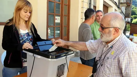 Un ve&radic;&ne; de Sort vota en el refer&radic;&reg;ndum que s'ha organitzar per decidir el canvi de nom del carrer de la Constituci&radic;&ge; per carrer de l'1 d'octubre. Imatge de l'1 d'octubre del 2018. (horitzontal)