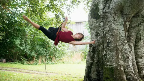 Una ballarina interpretant una pe&radic;&szlig;a musical en un arbre monumental. (horitzontal)