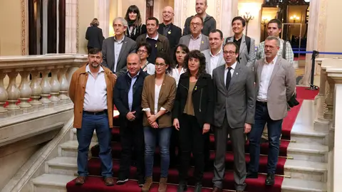 Pla obert on es pot veure la consellera d'Agricultura, Teresa Jord&radic;&dagger;, acompanyada d'altres membres del Departament i diputats que han participat en el debat de la tramitaci&radic;&ge; de la Llei d'espais agraris al Parlament, el 25 d'octubre de 2018 (Horitzontal)