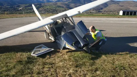 Imatge cedida pels Mossos d'Esquadra d'un ultralleuger que s'ha estavellat quan feia una maniobra d'aterratge el 24 d'octubre del 2018. Pla general. (Horitzontal)