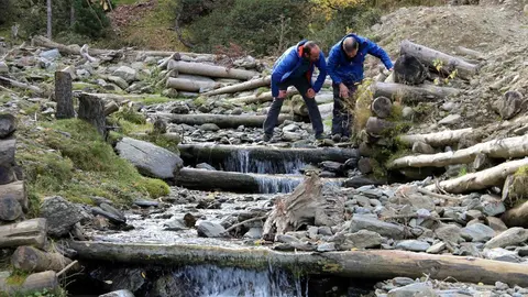 Dos persones comprovant el resultat de les obres fetes amb t&radic;&reg;cniques de bioenginyeria al barranc de Port Ain&radic;&copy;, el 26 d'octubre del 2018. (horitzontal)