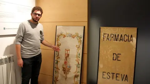 Pla general del director del Museu de Ll&radic;&ne;via, Gerard Cunill, mostrant les teles de l'antiga Farm&radic;&dagger;cia Esteva que estan a la reserva de l'equipament i pendents de restauraci&radic;&ge;, el 17 d'octubre de 2018 (Horitzontal).